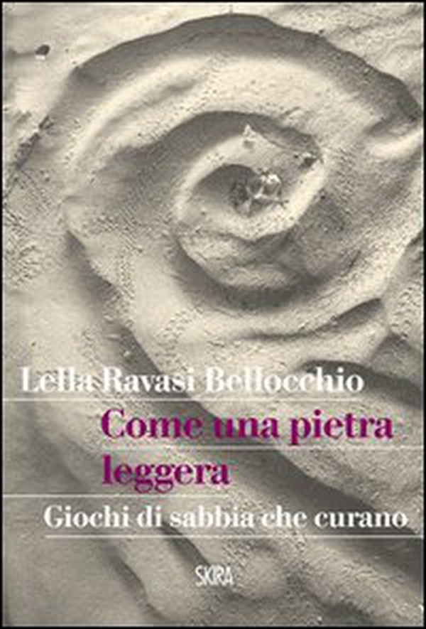 Come una pietra leggera. Giochi di sabbia che curano - Librerie.coop Come una pietra leggera. Giochi di sabbia che curano - Librerie.coop