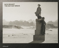 Nick Brandt. The day may break. Ediz. italiana - Librerie.coop