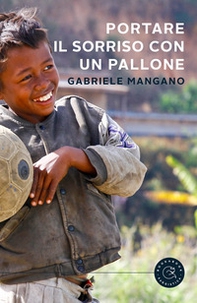 Portare il sorriso con un pallone - Librerie.coop