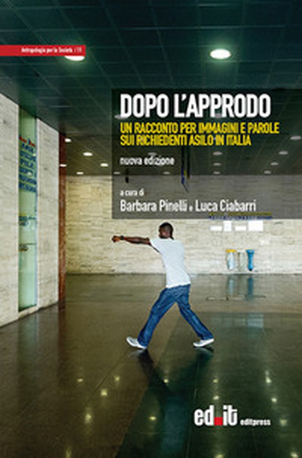 Dopo l'approdo. Un racconto per immagini e parole sui richiedenti asilo in Italia - Librerie.coop