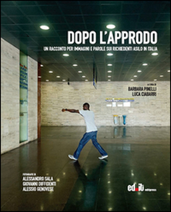 Dopo l'approdo. Un racconto per immagini e parole sui richiedenti asilo in Italia - Librerie.coop