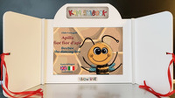 Apilla fior fior d'ape. Kamishibai. Ediz. italiana e inglese - Librerie.coop Apilla fior fior d'ape. Kamishibai. Ediz. italiana e inglese - Librerie.coop