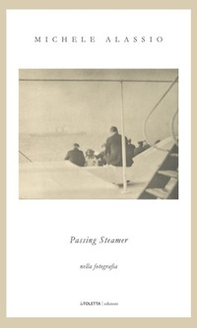 Passing steamer. Nella fotografia - Librerie.coop Passing steamer. Nella fotografia - Librerie.coop