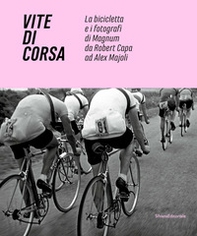Vite di corsa. La bicicletta e i fotografi di Magnum da Robert Capa ad Alex Majoli. Ediz. italiana e inglese - Librerie.coop