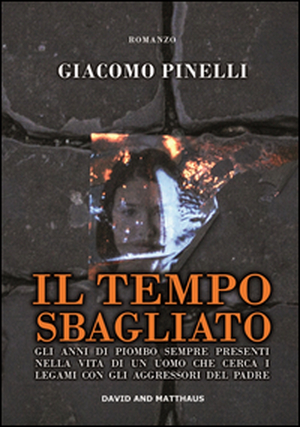 Il tempo sbagliato. Gli anni di piombo sempre presenti nella vita di un uomo che cerca i legami con gli aggressori del padre - Librerie.coop Il tempo sbagliato. Gli anni di piombo sempre presenti nella vita di un uomo che cerca i legami con gli aggressori del padre - Librerie.coop