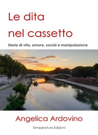 Le dita nel cassetto. Storie di vita, amore, social e manipolazione - Librerie.coop