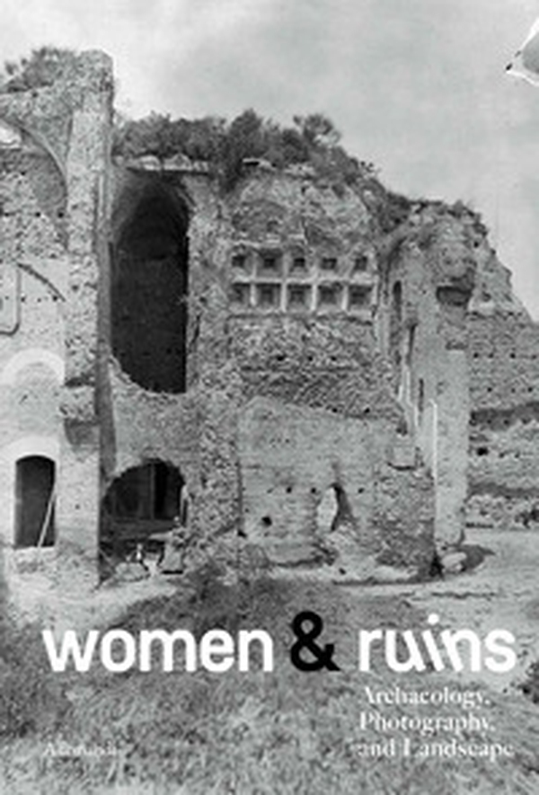 Women & ruins archaeology. Photography and landscape. Ediz. italiana e inglese - Librerie.coop