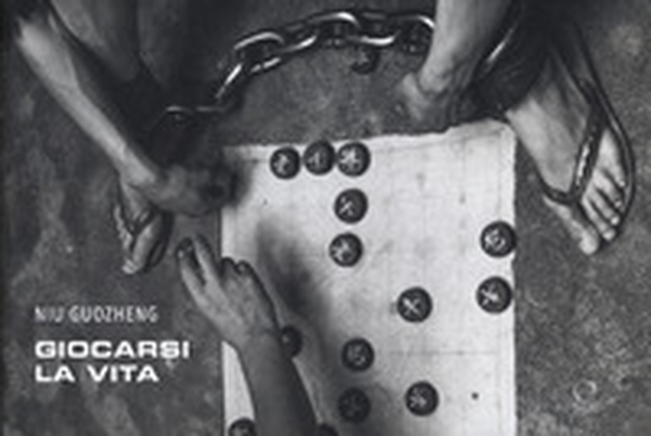 Giocarsi la vita. Storie di detenzione in Cina. Ediz. italiana, inglese e cinese - Librerie.coop Giocarsi la vita. Storie di detenzione in Cina. Ediz. italiana, inglese e cinese - Librerie.coop