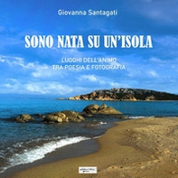 Sono nata su un'isola. Luoghi dell'animo tra poesia e fotografia - Librerie.coop