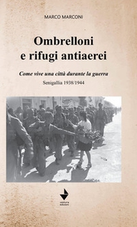 Ombrelloni e rifugi antiaerei. Come vive una città durante la guerra. Senigallia 1938/1944 - Librerie.coop