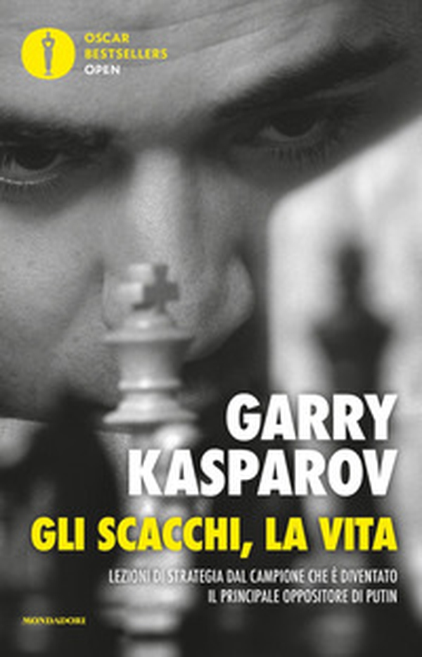 Gli scacchi, la vita. Lezione di strategia dal campione che è diventato il principale oppositore di Putin - Librerie.coop Gli scacchi, la vita. Lezione di strategia dal campione che è diventato il principale oppositore di Putin - Librerie.coop