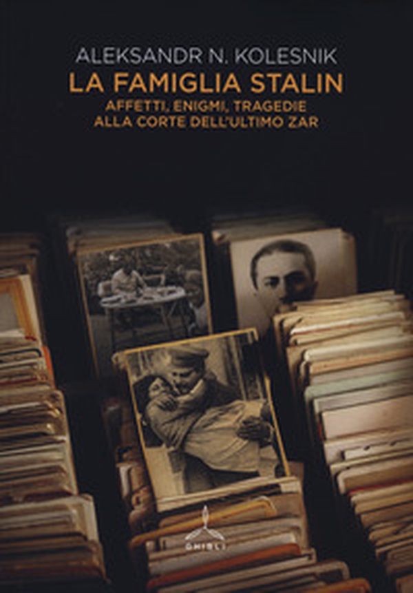 La famiglia Stalin. Affetti, enigmi, tragedie alla corte dell'ultimo zar - Librerie.coop La famiglia Stalin. Affetti, enigmi, tragedie alla corte dell'ultimo zar - Librerie.coop