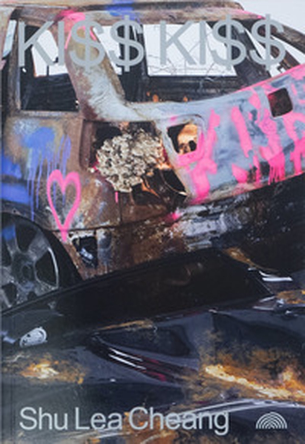 Shu Lea Cheang. KI$$ KI$$. Catalogo della mostra (Monaco di Baviera, 14 febbraio-3 agosto 2025) - Librerie.coop Shu Lea Cheang. KI$$ KI$$. Catalogo della mostra (Monaco di Baviera, 14 febbraio-3 agosto 2025) - Librerie.coop