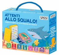 Attenti allo squalo! Valigetta con carte e stickers - Librerie.coop Attenti allo squalo! Valigetta con carte e stickers - Librerie.coop