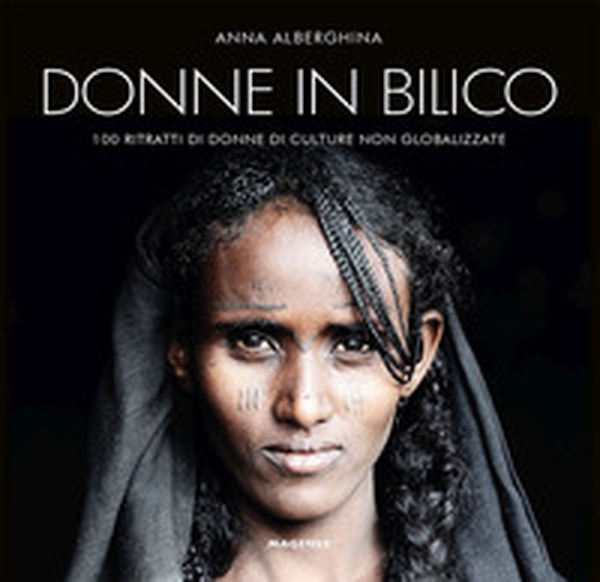 Donne in bilico. 100 ritratti di donne di culture non globalizzate. Ediz. italiana e inglese - Librerie.coop Donne in bilico. 100 ritratti di donne di culture non globalizzate. Ediz. italiana e inglese - Librerie.coop