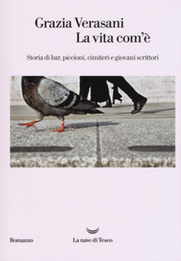 La vita com'è. Storia di bar, piccioni, cimiteri e giovani scrittori - Librerie.coop La vita com'è. Storia di bar, piccioni, cimiteri e giovani scrittori - Librerie.coop