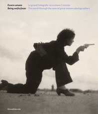 Essere umane. Grandi fotografe raccontano mondo. Ediz. italiana e inglese - Librerie.coop