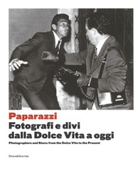 Arrivano i paparazzi. Fotografi e divi dalla Dolce Vita a oggi-Photographers and stars: from the Dolce Vita to the present. Catalogo della mostra (Torino, 13 settembre 2017-7 gennaio 2018) - Librerie.coop