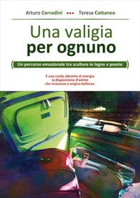 Una valigia per ognuno. Un percorso emozionale tra sculture in legno e poesie - Librerie.coop