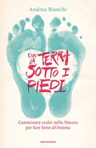 Con la terra sotto i piedi. Camminare scalzi nella natura per fare bene all'anima - Librerie.coop Con la terra sotto i piedi. Camminare scalzi nella natura per fare bene all'anima - Librerie.coop