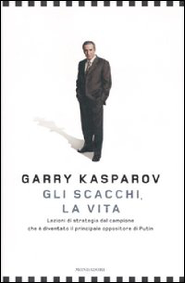 Gli scacchi, la vita. Lezione di strategia dal campione che è diventato il principale oppositore di Putin - Librerie.coop Gli scacchi, la vita. Lezione di strategia dal campione che è diventato il principale oppositore di Putin - Librerie.coop