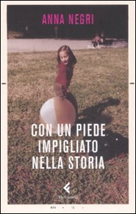 Con un piede impigliato nella storia - Librerie.coop