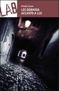 Lei dormiva accanto a lui - Librerie.coop