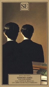 Uno straniero con, sotto il braccio, un libro di piccolo formato - Librerie.coop