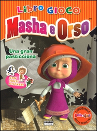 Una gran pasticciona. Masha e Orso. Libro gioco. Con adesivi - Librerie.coop