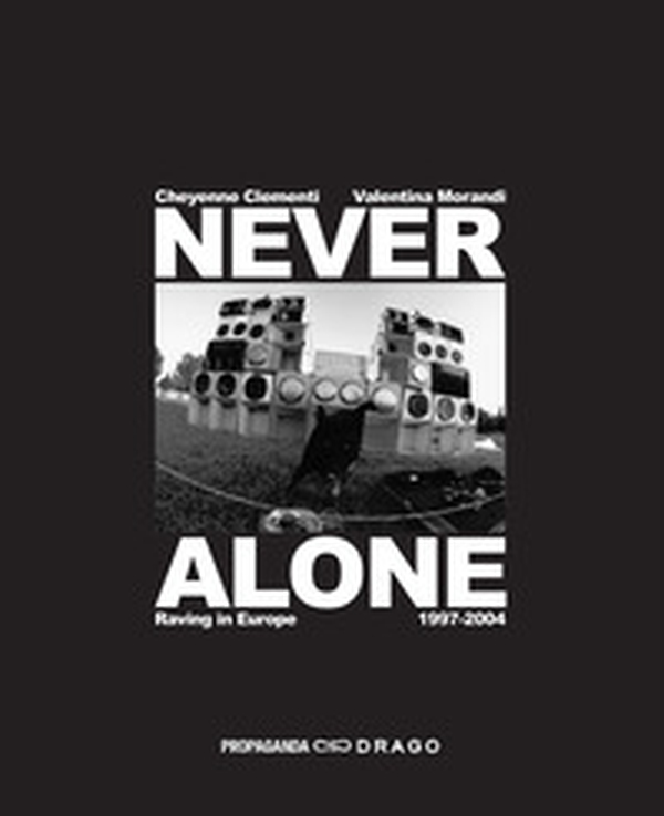 Never alone. Raving in Europe 1997-2004. Ediz. italiana e inglese - Librerie.coop