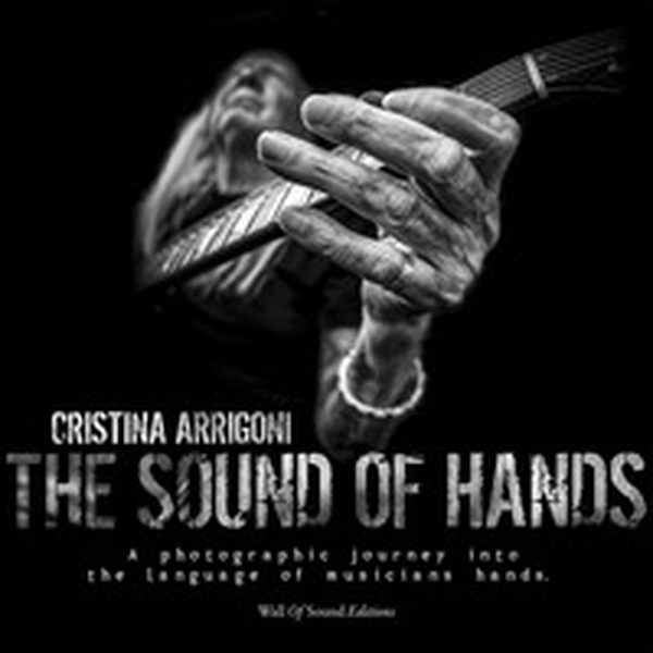 The sound of hands. A photographic journey into the language of musicians hands - Librerie.coop The sound of hands. A photographic journey into the language of musicians hands - Librerie.coop