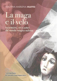 La maga e il velo. Incantesimi, riti e poteri del mondo eoliano - Librerie.coop La maga e il velo. Incantesimi, riti e poteri del mondo eoliano - Librerie.coop