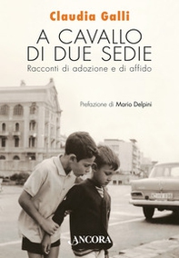 A cavallo di due sedie. Racconti di adozione e di affido - Librerie.coop