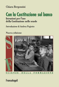 Con la Costituzione sul banco. Istruzioni per l'uso della Costituzione nelle scuole - Librerie.coop