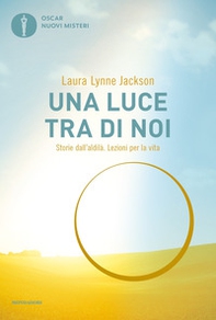 Una luce tra di noi. Storie dall'aldilà. Lezioni per la vita - Librerie.coop