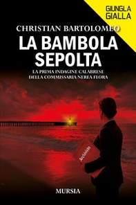 La bambola sepolta. La prima indagine calabrese della commissaria Nerea Flora - Librerie.coop