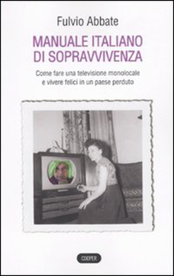 Manuale italiano di sppravvivenza. Come fare una televisione monolocale e vivere felici in un paese perduto - Librerie.coop Manuale italiano di sppravvivenza. Come fare una televisione monolocale e vivere felici in un paese perduto - Librerie.coop