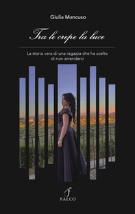 Tra le crepe la luce. La storia vera di una ragazza che ha scelto di non arrendersi - Librerie.coop