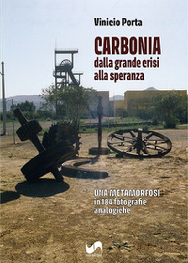 Carbonia, dalla grande crisi alla speranza. Una metamorfosi in 184 fotografie analogiche - Librerie.coop