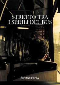 Stretto tra i sedili del bus - Librerie.coop