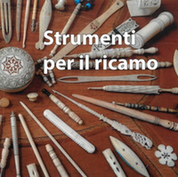 Antichi strumenti per cucire e ricamare. Accessori d'osso e d'avorio, a volte curiosi, ma un tempo sempre inseparabili compagni delle ore di lavoro e di emancipazione personale delle donne di tutto il mondo - Librerie.coop Antichi strumenti per cucire e ricamare. Accessori d'osso e d'avorio, a volte curiosi, ma un tempo sempre inseparabili compagni delle ore di lavoro e di emancipazione personale delle donne di tutto il mondo - Librerie.coop