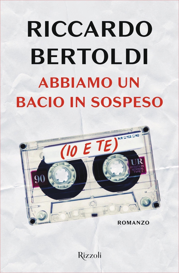 Abbiamo un bacio in sospeso (io e te) - Librerie.coop Abbiamo un bacio in sospeso (io e te) - Librerie.coop