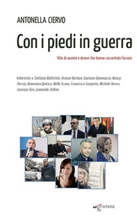 Con i piedi in guerra. Vite di uomini e donne che hanno raccontato l'orrore - Librerie.coop