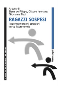 Ragazzi sospesi. I neomaggiorenni stranieri verso l'autonomia - Librerie.coop