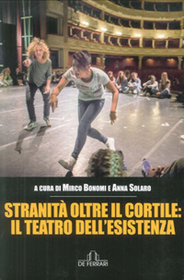 Stranità oltre il cortile: il teatro dell'esistenza - Librerie.coop Stranità oltre il cortile: il teatro dell'esistenza - Librerie.coop