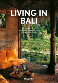 Living in Bali. Ediz. italiana, spagnola e portoghese. 40th Anniversary Edition - Librerie.coop
