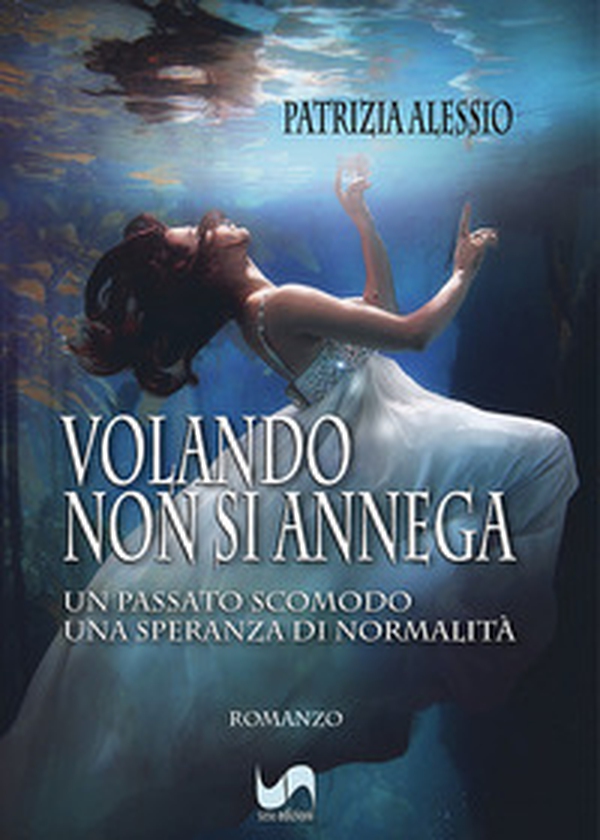 Volando non si annega. Un passato scomodo, una speranza di normalità - Librerie.coop