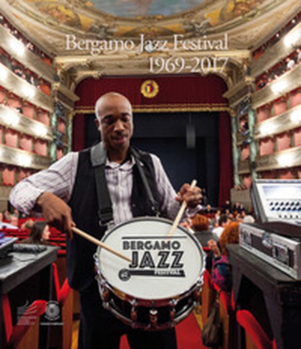 Bergamo Jazz Festival 1969-2017. Un viaggio fotografico attraverso gli scatti di Federico Buscarino, Luisa Cairati, Elena Carminati, Roberto Masotti, Alfonso Modone. Catalogo della mostra (Bergamo, 21 marzo-15 aprile 2018) - Librerie.coop Bergamo Jazz Festival 1969-2017. Un viaggio fotografico attraverso gli scatti di Federico Buscarino, Luisa Cairati, Elena Carminati, Roberto Masotti, Alfonso Modone. Catalogo della mostra (Bergamo, 21 marzo-15 aprile 2018) - Librerie.coop