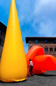 Franco Mazzucchelli. Il pioniere degli «abbandoni» nell'arte contemporanea italiana: un viaggio monumentale tra scultura gonfiabile, partecipazione e spazio urbano - Librerie.coop