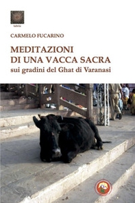 Meditazioni di una vacca sacra sui gradini del Ghat di Varanasi - Librerie.coop